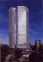 ECB nechala úrok na minimu a zachovala podporu bankám a zvýšila výhled růstu ekonomiky