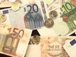 Koruna odolává vlivům z domova i zvenčí, euro dnes ztrácí