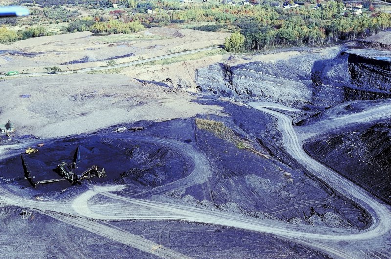 Australská premiérka uhájila podporu pro menšinový kabinet a potvrdila těžební daň. Akcie Rio Tinto, BHP Billiton či Xstrata ztrácejí