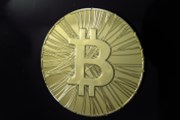 Popularita internetové měny bitcoin roste, obavy ale stále panují
