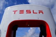 Tesla překonává očekávání, výsledky ale opět stojí na emisních povolenkách