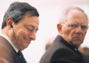 Souboj titánů – Draghi se střetává se Schaeublem na téma řešení hospodářského útlumu