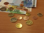 Euro se během dne drželo, ale ztrátám se nakonec neubránilo