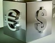 Euro na třítýdenním dně. ECB se bojí jeho síly, Fed nízké inflace