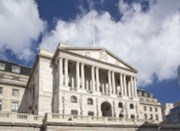Britská centrální banka zvýšila úrokovou sazbu na 0,5 %. Čtyři z devíti členů rady chtěli víc