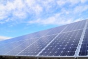 Zpráva IEA: Elektřina z slunce loni poprvé vládla novým zdrojům energie