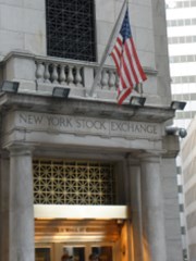 Wall Street zasáhly spekulace, že Fitch chystá snížení ratingu USA; Apple před výsledky oslabil