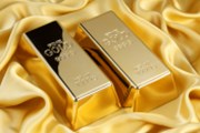 Cena zlata klesla nejníže za tři měsíce, blíží se k 1900 USD za unci