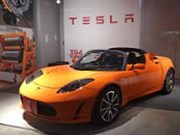 Víkendář: Tesla a „níž po delší dobu“