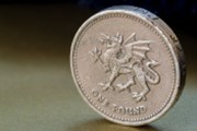 Britské sazby rostou, ale libra padá