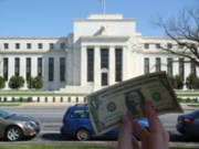 Fed překvapil trhy a pomohl dolaru, koruně síla zůstává