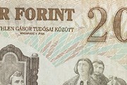 Maďarský forint poprvé v historii prolomil hladinu 300 HUF/EUR