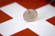 Švýcaři zamíchali s trhy - euro propadá, koruna se jediná v regionu drží