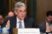Powell se ujímá vlády na Fedem zvýšením sazeb i výhledu pro růst ekonomiky