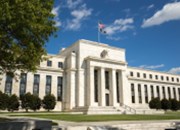 Fed není spokojen se směřováním inflace k cíli. Nezměnil sazby, ubral z tempa redukce bilance