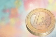 Euro se po propadu vrací nad 1,32, měny v regionu oslabují