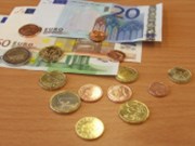 Euro se vrací pod 1,31 po horších datech z eurozóny, ta jsou rizikem i pro korunu