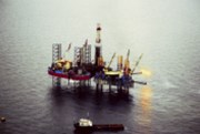Írán prý zastavil prodej ropy britským a francouzským podnikům