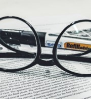 Dubnové résumé akciových analytiků Patrie: Výsledky, aktualizace a bankovní daň