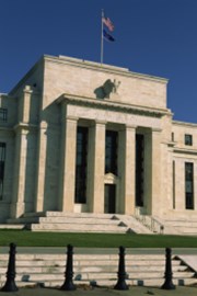 Fed: Americká ekonomika bude letos růst výrazně pomaleji