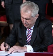 Daňový balíček platí i bez Zemanova podpisu, řekl Ústavní soud