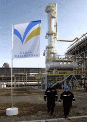 Shell prý nabízí podíl v České rafinérské českému státu