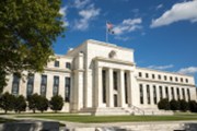 Americká centrální banka Fed pootevírá vrátka, zatím ale sazby drží nejvýše za 22 let
