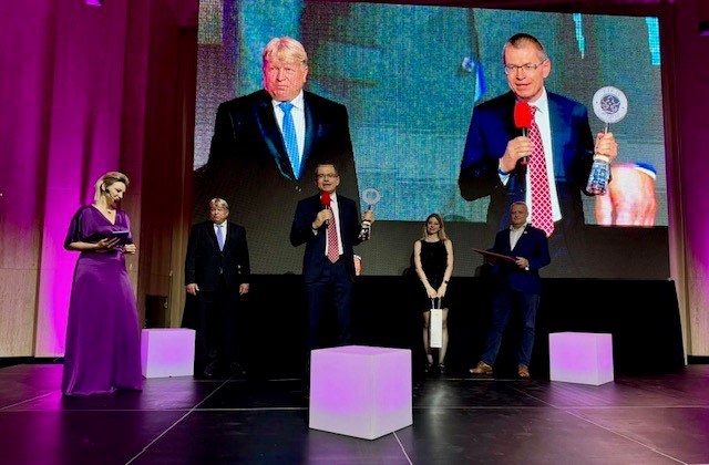 Richard Podpiera přebírá Zlatou korunu 2024 Patria Finance