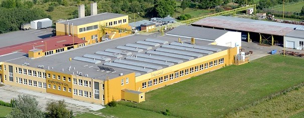 mmcité ovládla Kovostal a její výrobní závod. Sedadla a tribuny jsou na Spartě, v Salzburgu i Mnichově