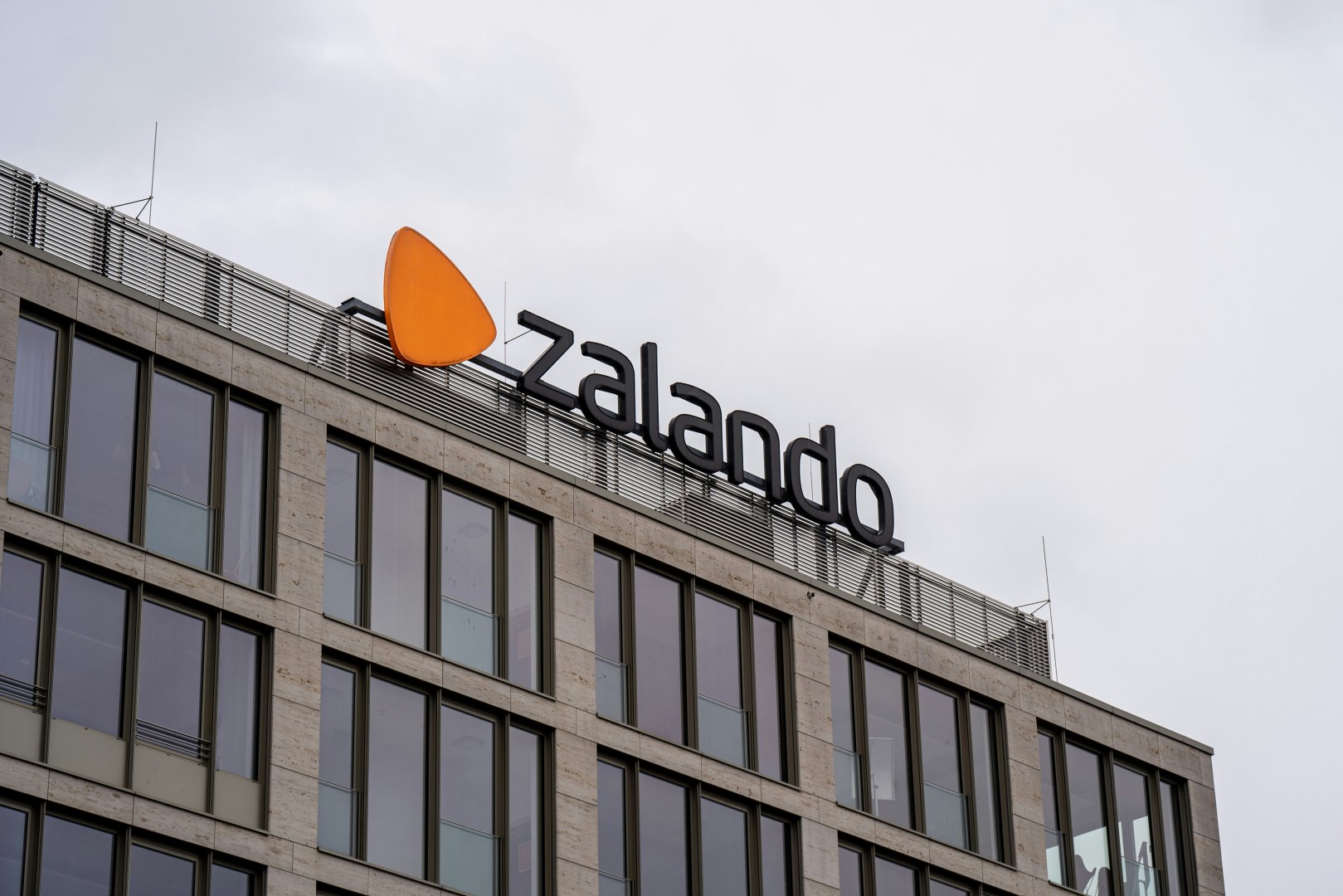 Zalando expanduje v USA mimo e-shop: jeho podnikovou platformu adoptuje Levi’s. Akcie rostou o 11 procent