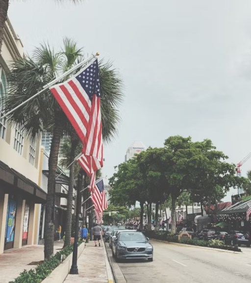 Trump plánuje zrušit daňovou podporu pro elektromobily, podle Powella je ekonomika USA 'pozoruhodně dobrá' a futures jsou v červeném