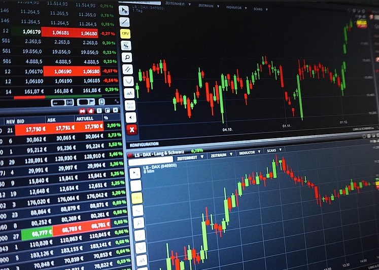 Trump, Čína, Německo. Trhy na úvod týdne dusí stará témata, euro ztrácí