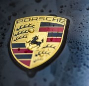 Akcie Porsche AG v burzovním debutu stouply až na 84 EUR