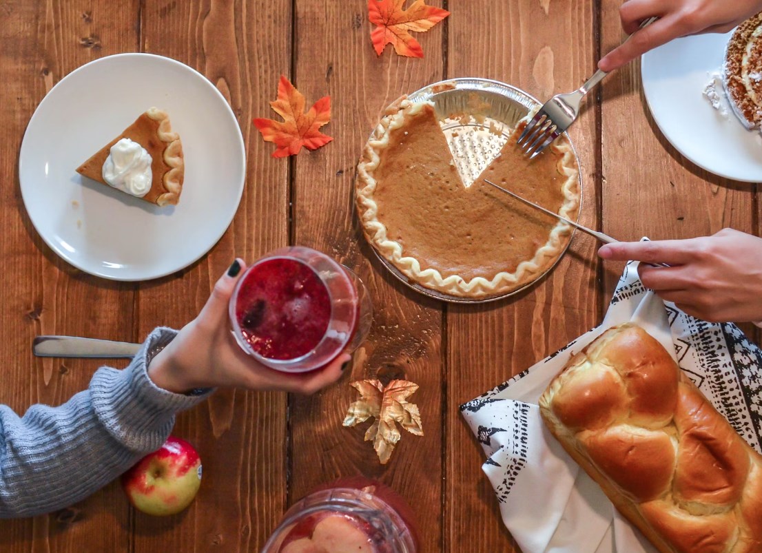 USA zvažují další omezení prodejů polovodičů do Číny a slaví Den díkůvzdání, ČNB chce zdvojnásobit zlaté rezervy, evropské futures jsou zelené