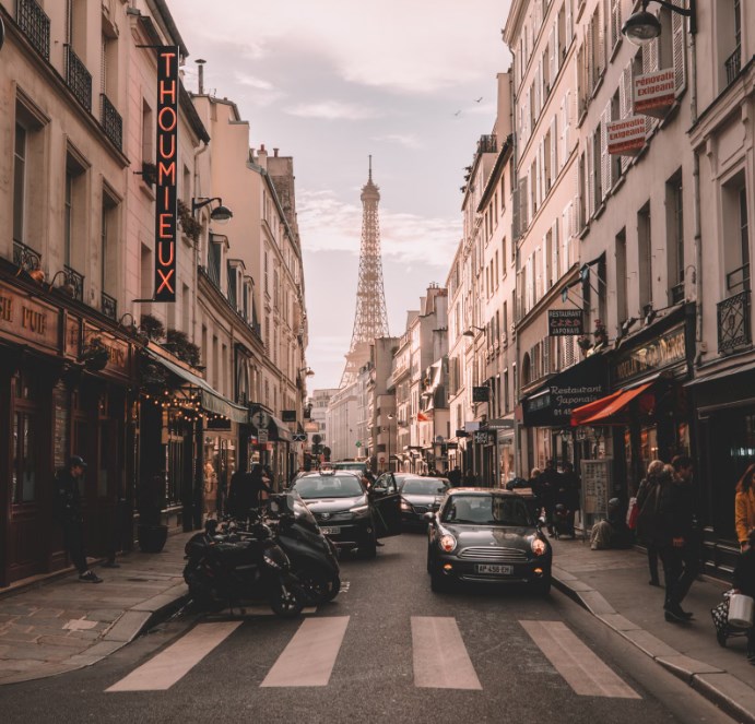 Ve Francii získala nejvíce hlasů levice, evropské futures jsou smíšené