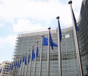 EK dala pěti bankám pokutu 1,07 mld. eur za manipulaci s kurzy