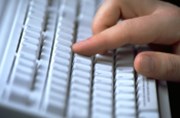 Další útok hackerů v ČR: Terčem internetové bankovnictví velkých bank, ČNB i web burzy