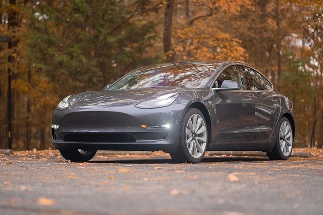 Automobilce Tesla stoupl zisk o 131 %