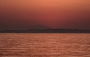 Erste překonala očekávání, trhy otřásl trojitý úder asijského výprodeje, nevýrazných výsledků techu a slabosti americké ekonomiky, futures jsou hluboko v červeném