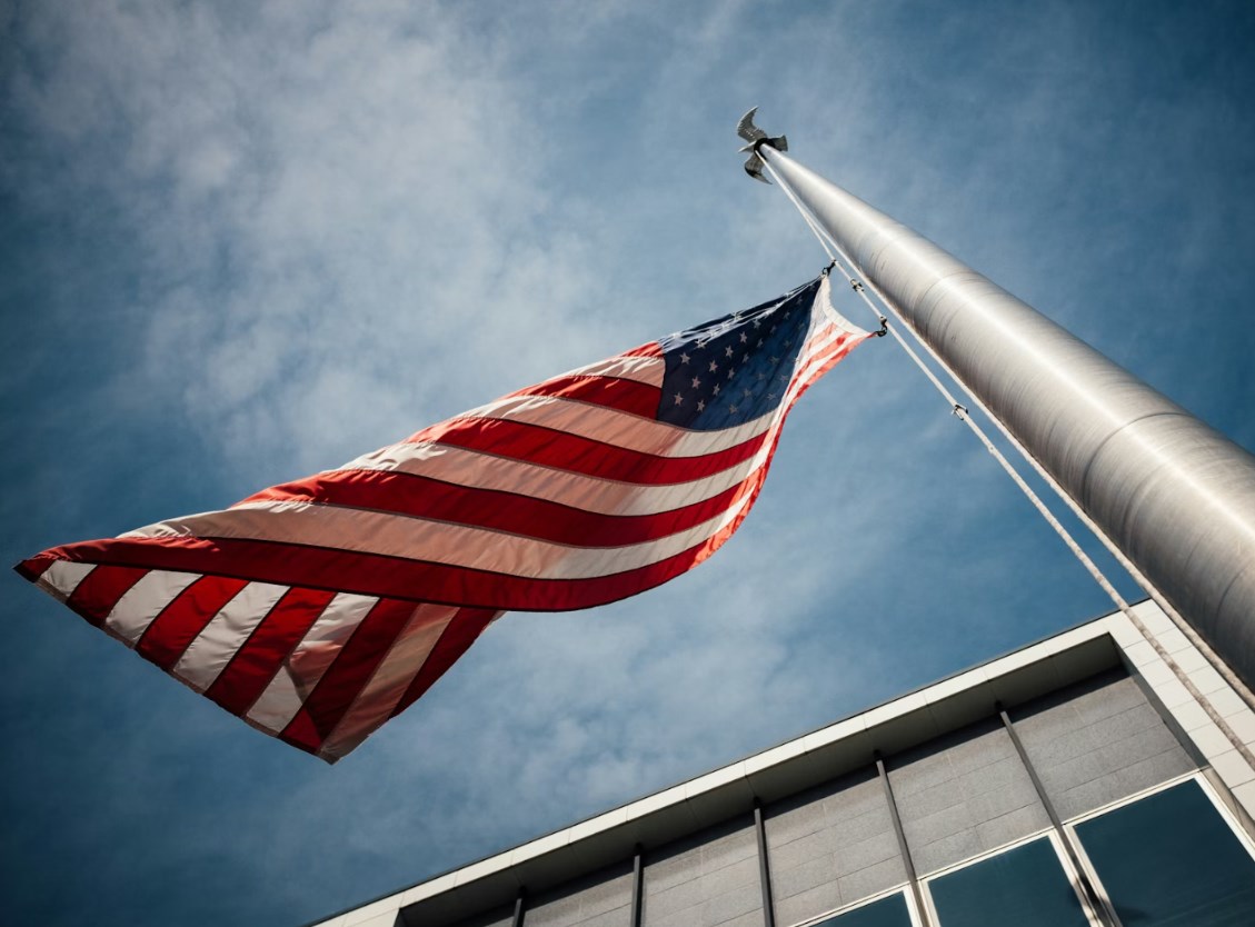 Trump možná couvá z války, akcie díky tomu míří nahoru