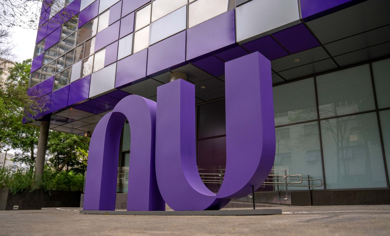 Nubank překonala hranici 1 miliardy dolarů zisku. Teď musí ukázat, že růst úvěrů nepřeroste riziko