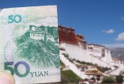 Čínská měna se opět dostává do centra pozornosti. Co se s ní skutečně děje?