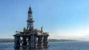 IEA: Klid na trhu s ropou kvůli protiíránským sankcím nevydrží