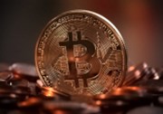 Kybernetická měna Bitcoin klesla nejníže za šest měsíců