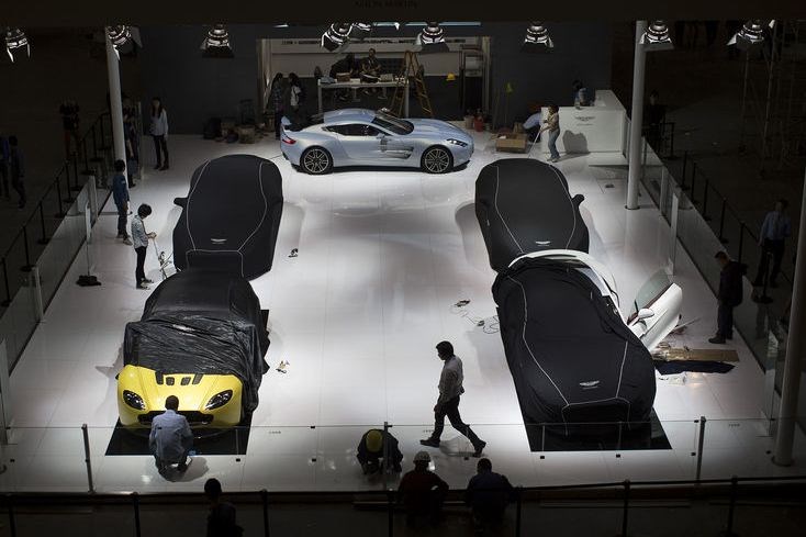 Aston Martin spaluje hotovost, analytici radí prodat jejich dluhopisy