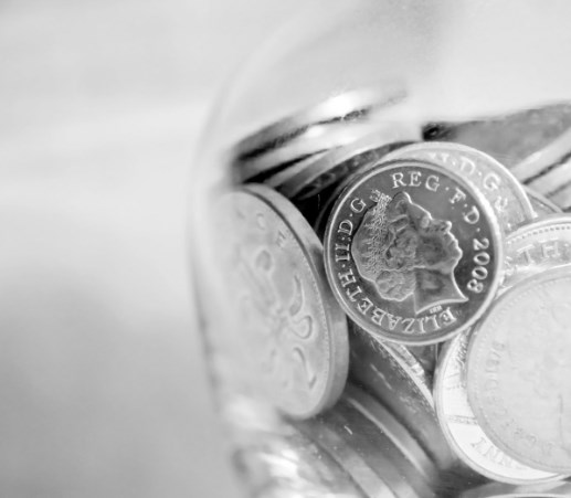 Rozbřesk: ČNB ponechala sazby na 7 procentech. Libra se stabilizuje, forint na historickém minimu