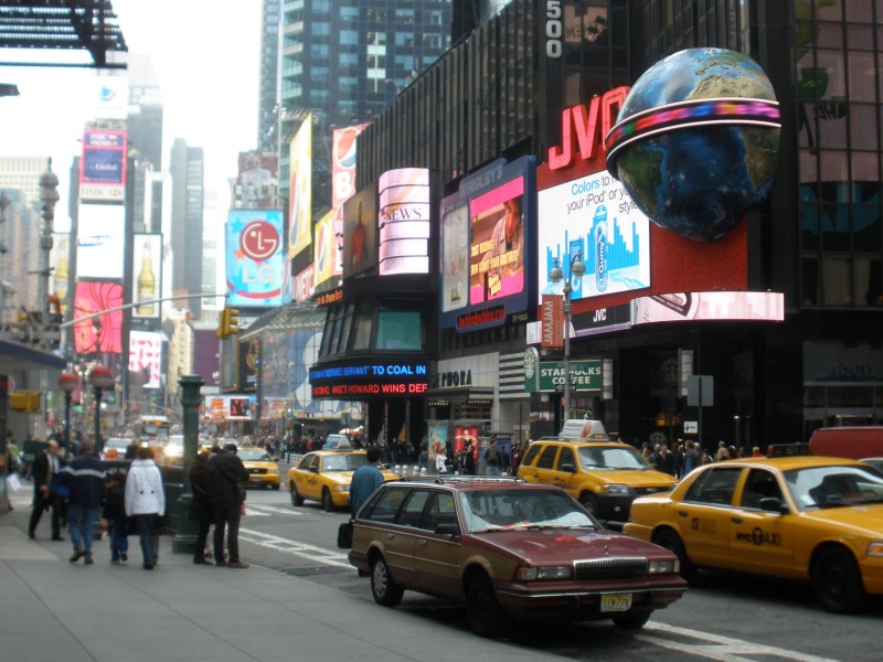 Sektor služeb v USA dál roste, index aktivity za leden ale ukazuje na mírné snížení tempa