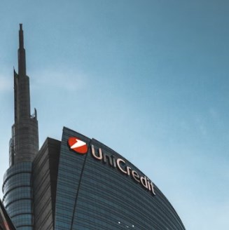 UniCredit překonala očekávání, zlepšila výhled a znovu míří na Commerzbank