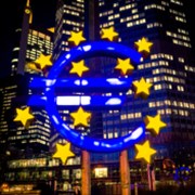 Slibné zprávy z Itálie pomáhají evropským trhům, eurodolar se konsoliduje
