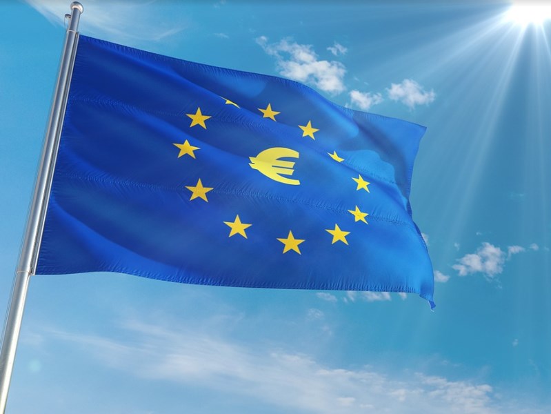 Evropa optimistická, Amerika opatrná. Euro před klíčovými informacemi drží zisky